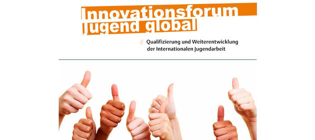 Coverausschnitt einer Broschüre mit dem Text Coverausschnitt "Innovationsforum Jugend global" und die die Luft gestreckte Daumen