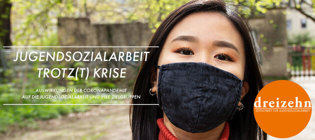 Junge Frau mit Schutzmaske auf dem Titelbild der Zeitschrift DREIZEHN
