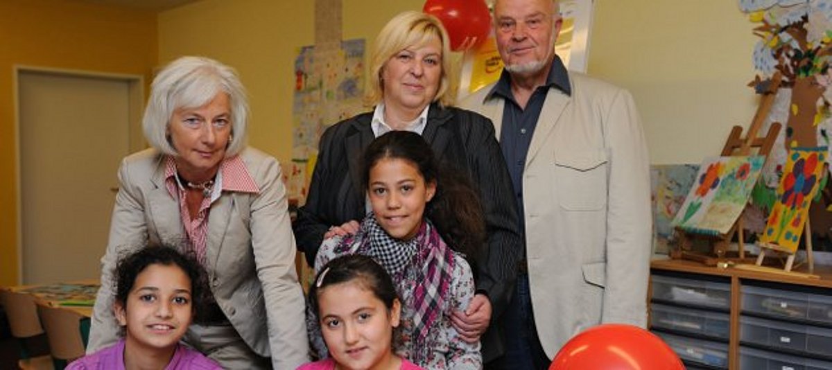 Donata Freifrau Schenck zu Schweinsberg mit Schulkindern, einer Betreuerin und einem Betreue