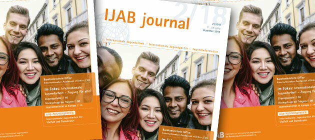 Fotocollage mit dem Cover des IJAB Journals und einem Foto mit sechs lachenden jungen Menschen. 