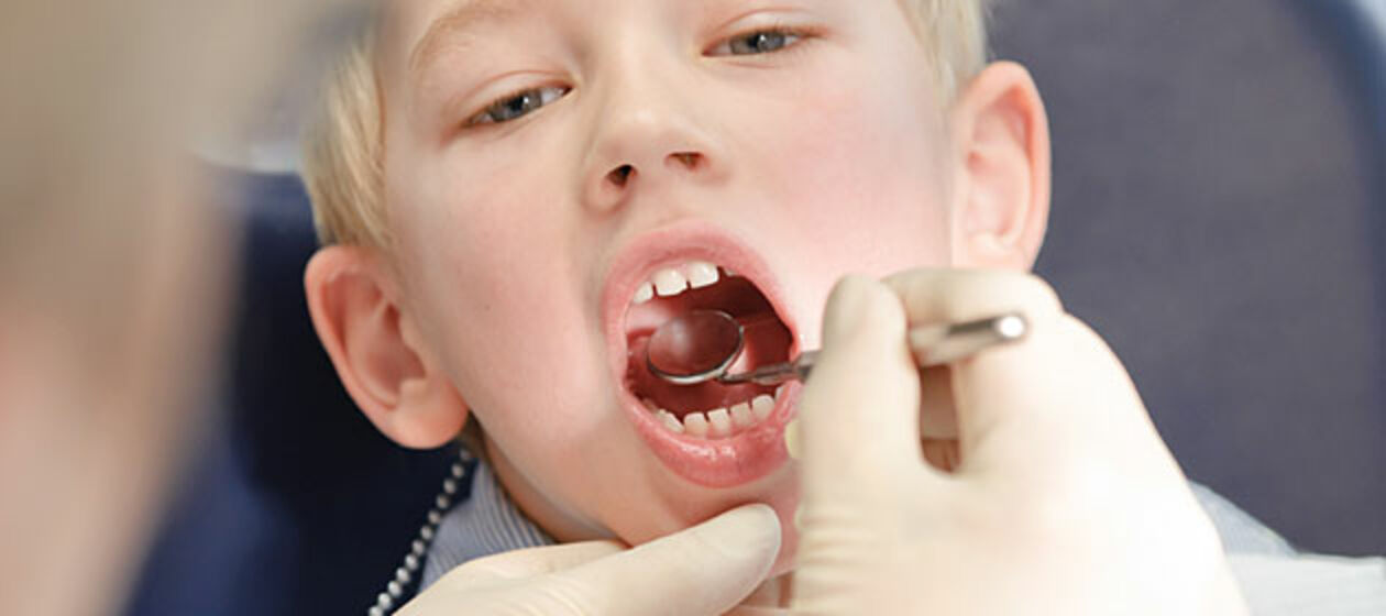 Junge beim Zahnarzt
