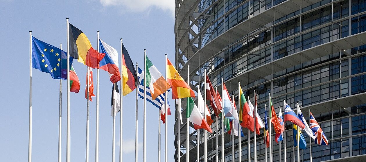 Flaggen vor dem Europaparlament