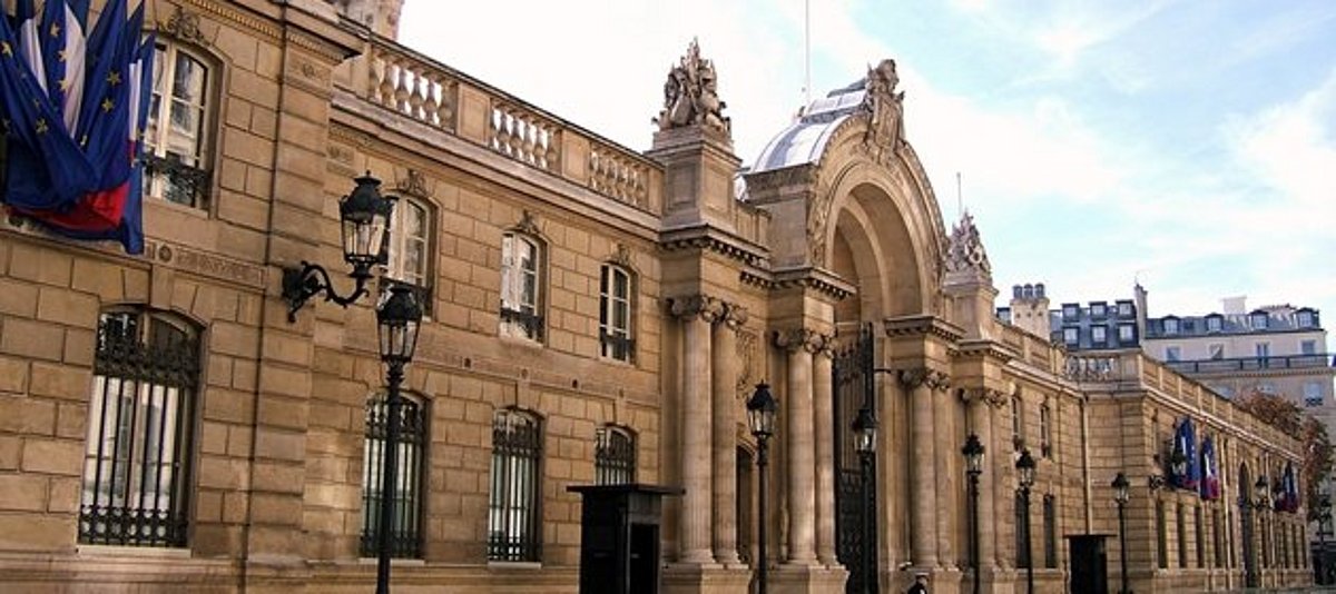 Hauptportal des Elyseepalast in Paris mit frz. und europäischen Flaggen