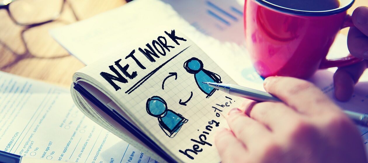 Jemand hat das Wort "Network" und zwei Männchen auf ein Blatt Papier gemalt.