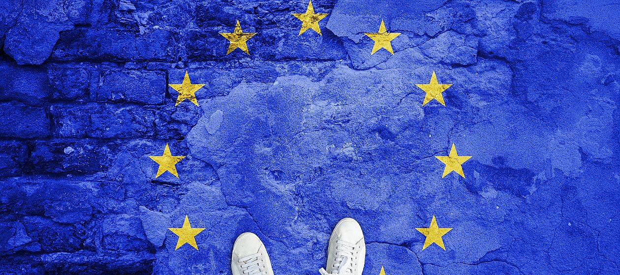 Eine auf den Boden gemalte Europaflagge