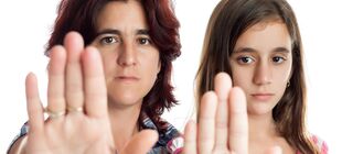 Eine Mutter und ihre Tochter halten die rechte Hand in Stop-Pose nach vorne