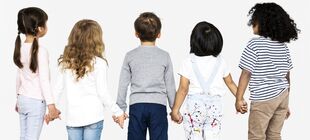 Fünf Kinder, die sich an den Händen halten, stehen mit dem Rücken zum Betrachtenden