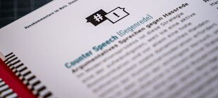 Eine Broschüre informiert über Counter Speech bei Hassrede im Netz