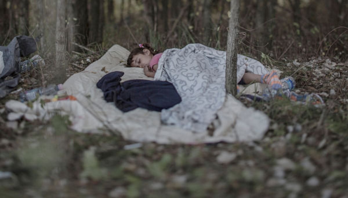 Lamar ist 5 Jahre und kommt aus Syrien. Sie musste ihre Freunde, ihr Zuhause und ihr Bett zurück lassen. Sie liegt auf einer Decke im Wald und schläft. 