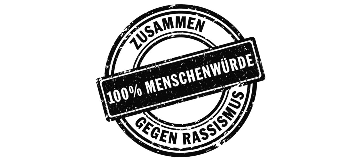 Logo zum Kampagnenmotto mit dem Schriftzug "100% MENSCHENWÜRDE – ZUSAMMEN GEGEN RASSISMUS”