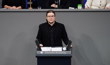Norbert Müller steht am Rednerpult im Bundestag