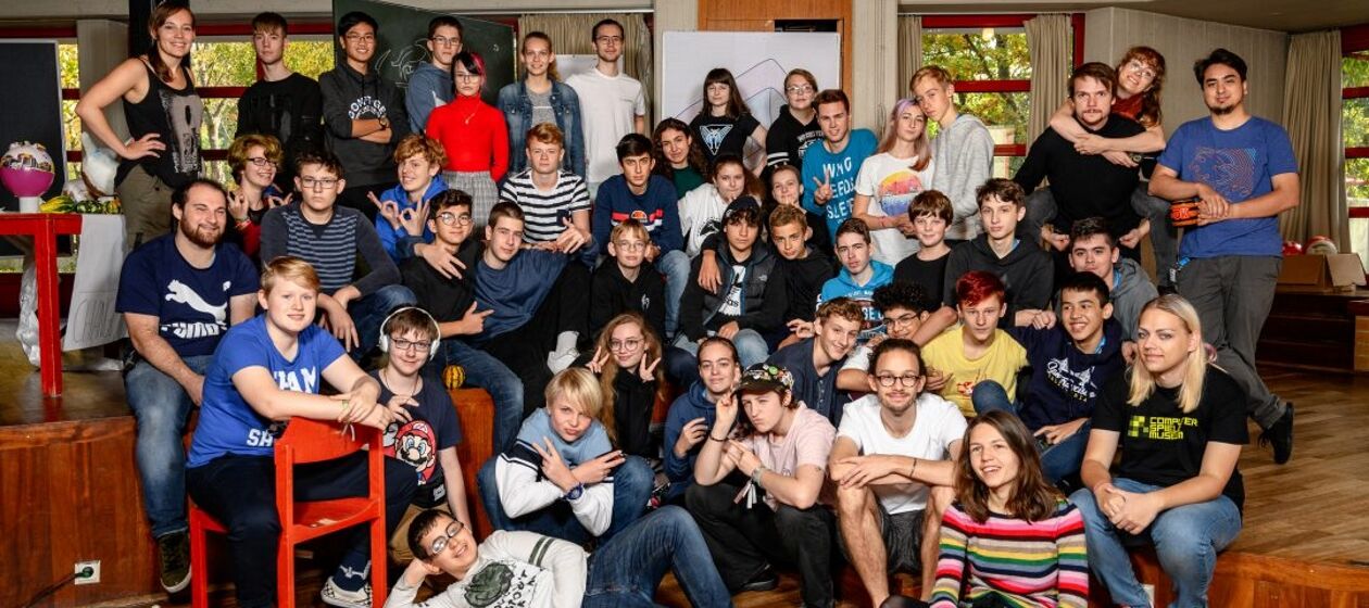 Ene große Gruppe von Jugendlichen, die an der „GamesTalente“-Akademie in berlin teilgenommen haben