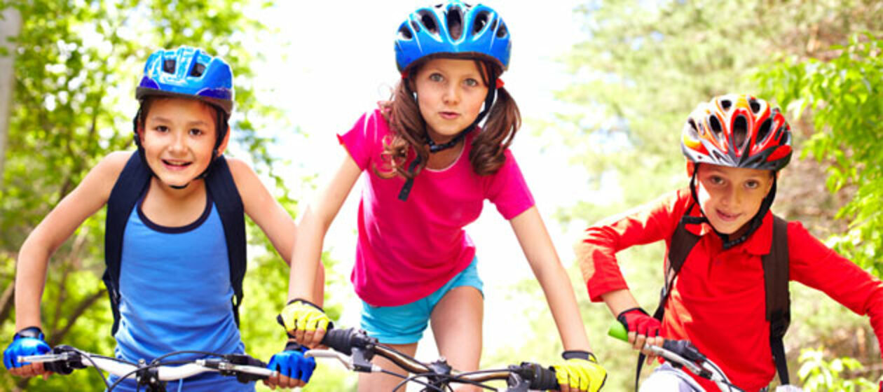 Drei fahrradfahrende Kinder