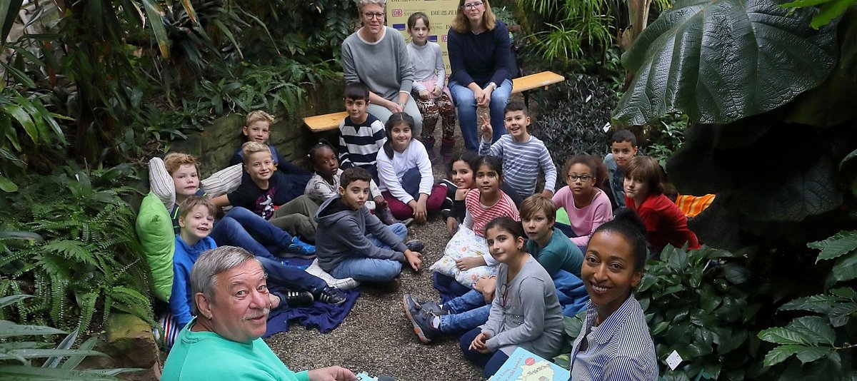 Leseaktion mit Kindern, die auf dem Boden sitzen und zuhören, anlässlich des Bundesweiten Vorlesetags 2018
