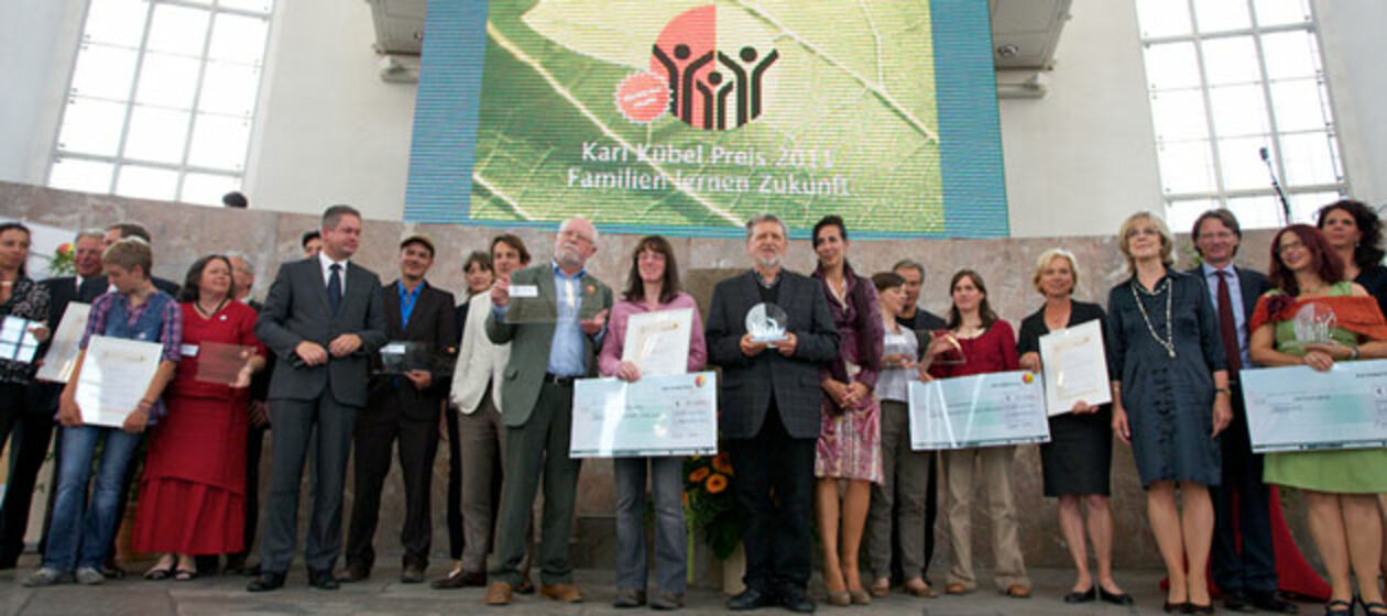 Der Stiftungsratsvorsitzende der Karl Kübel Stiftung, Matthias Wilkes ( 5.v.l.), gratuliert den Trägern des Karl Kübel Preises 2011 aus Minden, Darmstadt und Dornstadt, bei der Preisverleihung in der Frankfurter Paulskirche.