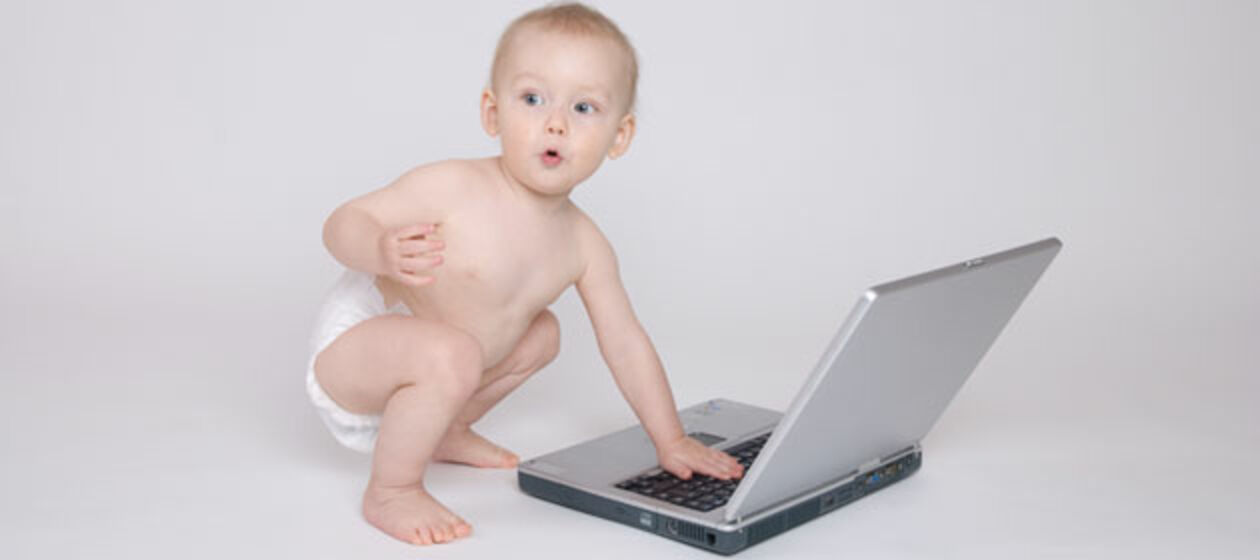 Ein Baby mit einem Laptop