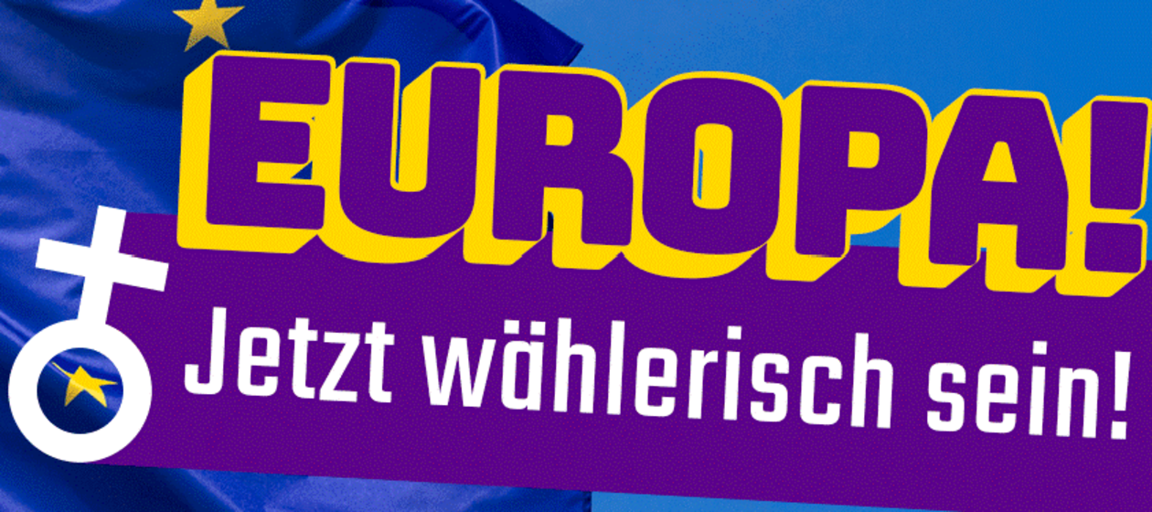 Banner der Ev. Jugend mit dem Schriftzug Europa! Jetzt wählerisch sein" mit einem Kugelkreuz vor der Europafahne 