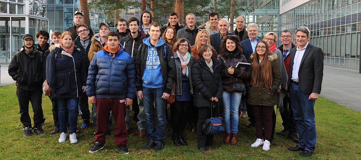 LVR-Jugenddezernent Lorenz Bahr (r.) mit Mitarbeiterinnen und Mitarbeitern sowie den deutschen und griechischen Jugendlichen mit ihren Betreuerinnen und Betreuern.