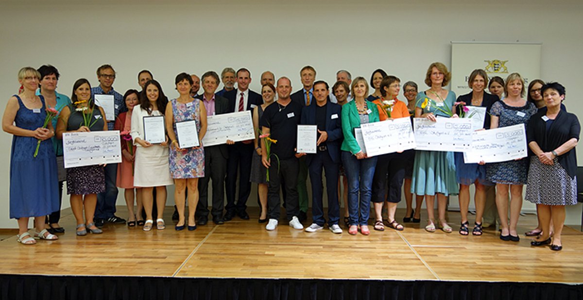 Gruppenbild der Gewinner mit Sozialministerin Katrin Altpeter