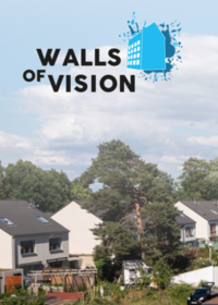 Über Hausfassaden und Bäumen ist im blauen Himmel der Schriftzug "Walls of Vision" zu sehen ist.