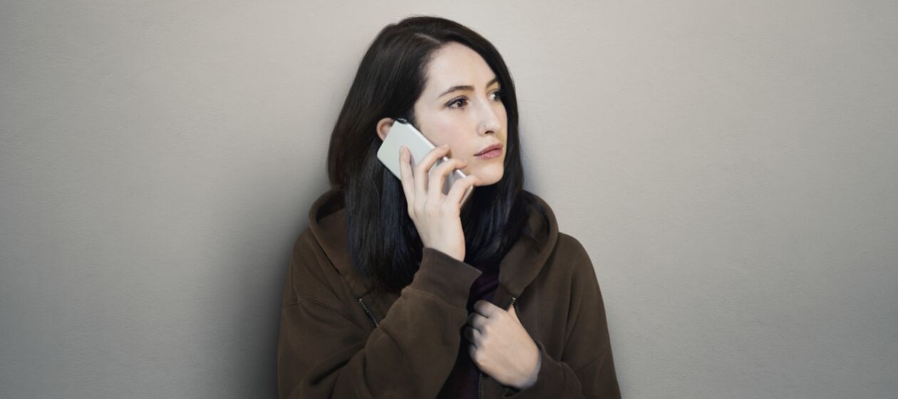 Junge Frau telefoneirt mit ihrem Mobiltelefon