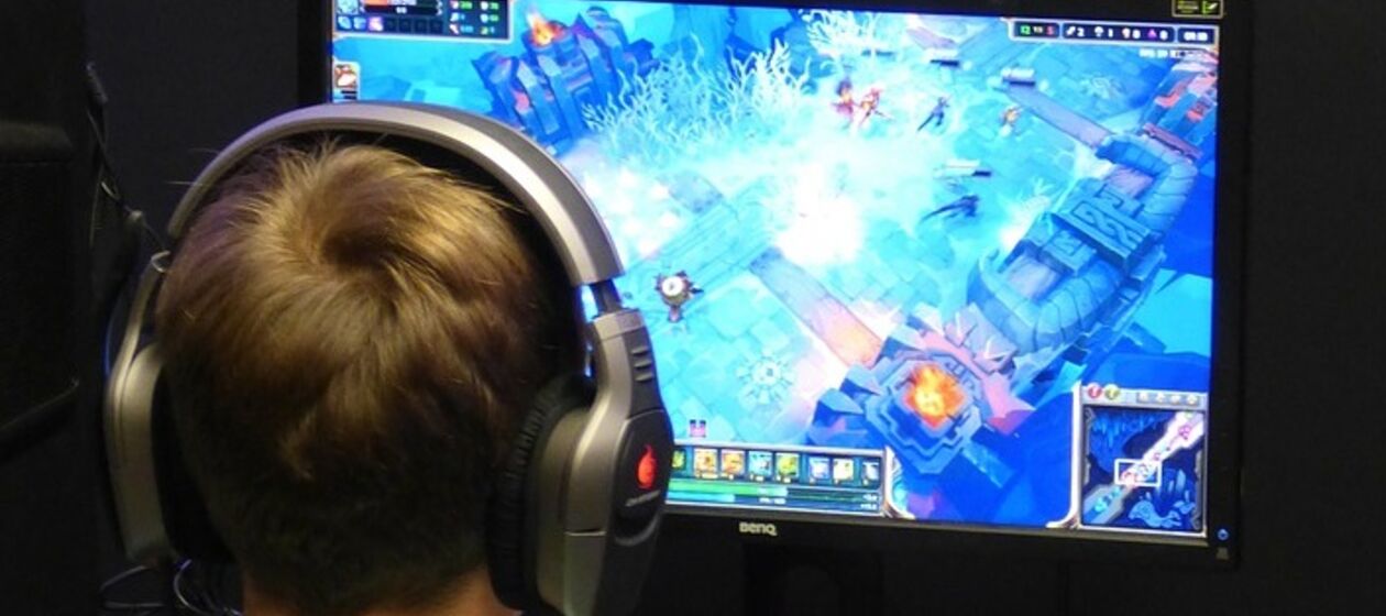 Ein Junge spielt ein Computerspiel