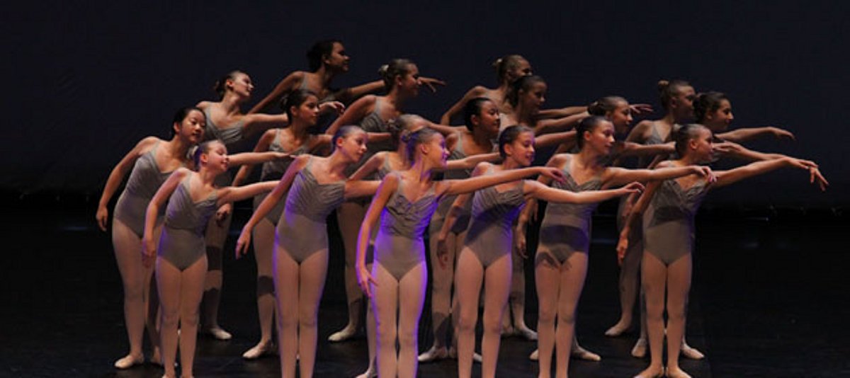 Eine Gruppe von jungen Balletttänzerinnen