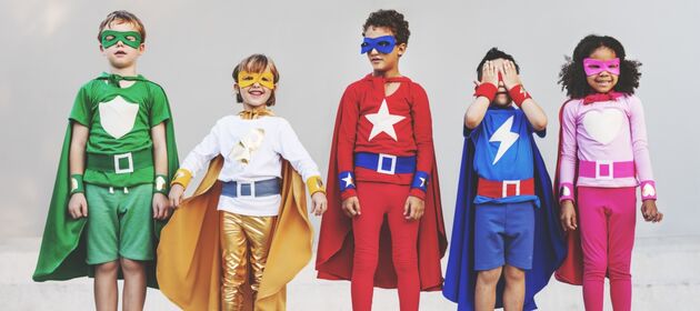 Fünf Kinder in bunter Superheldenverkleidung