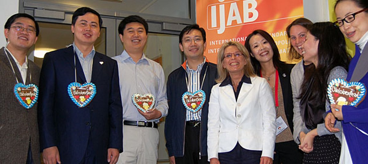 Die chinesische Delegation zu Besuch bei IJAB - in der Mitte Delegationsleiter Pi Jun und Marie-Luise Dreber, Direktorin von IJAB
