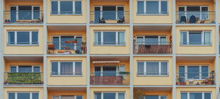 Nahaufnahme eines Wohnblocks mit Balkonen
