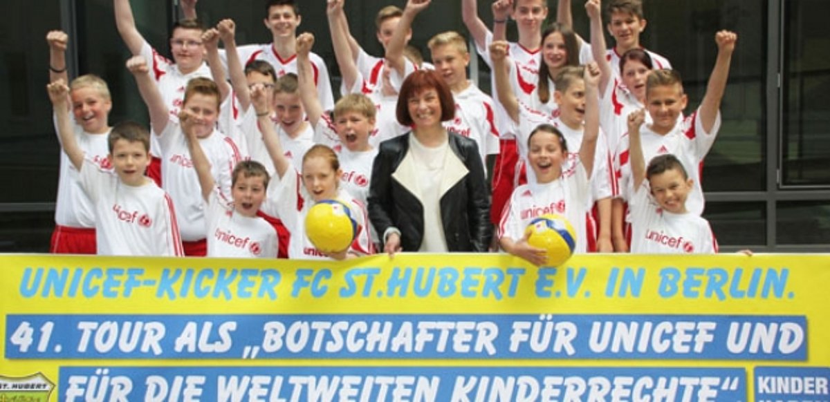 Kinder-Fußballmannschaft hinter Banner