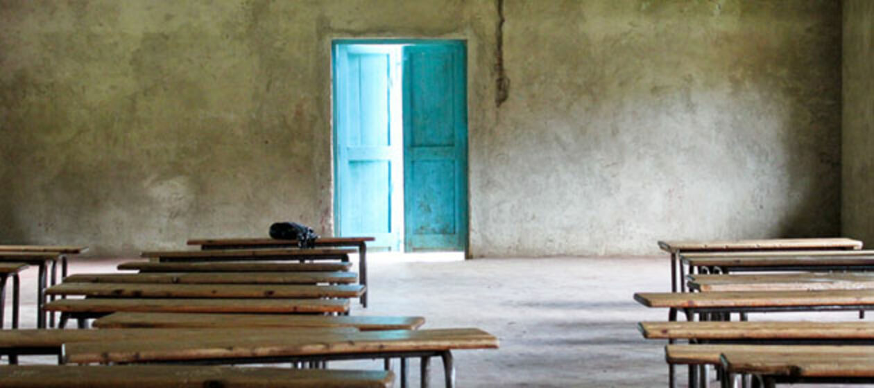 Eine offene Tür zu einem Klassenzimmer