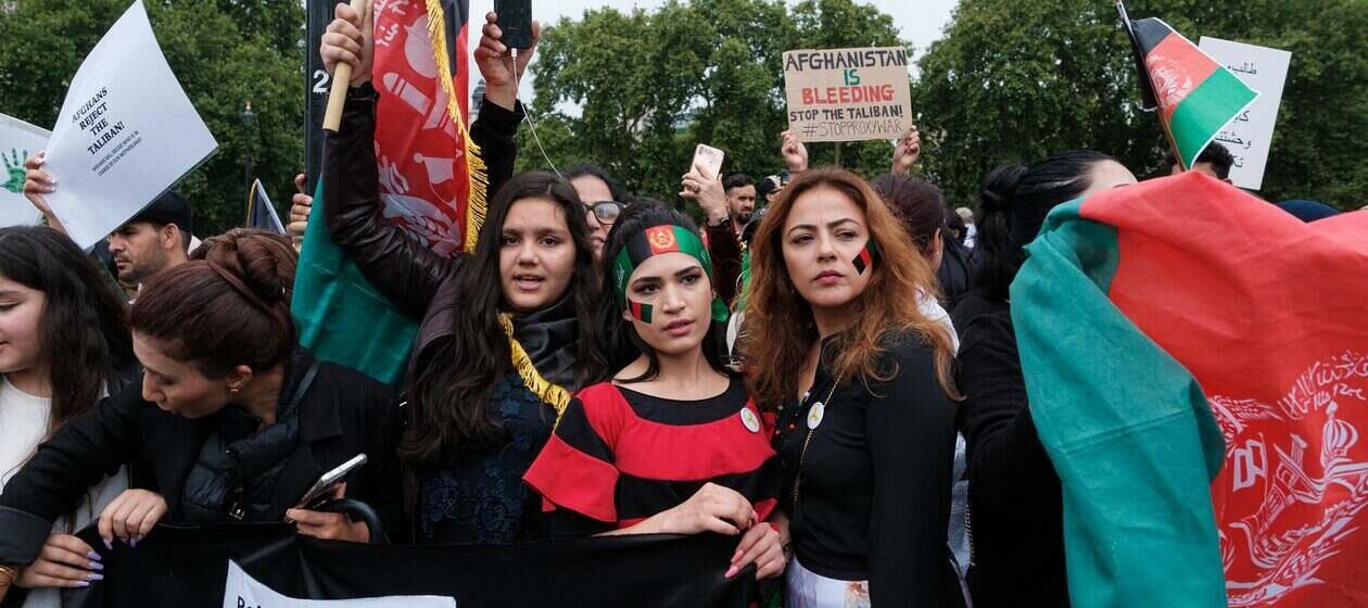 Drei junge Frauen bei einer Demonstration für Menschenrechte, gegen Flucht und gegen die Taliban in Afghanistan