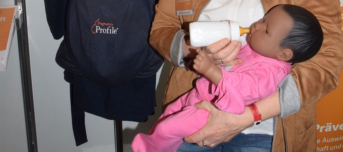 Baby-Puppe der Firma RealCare beim Füttern auf dem Arm von Pädagogin Edith Stemmler-Schaich 
