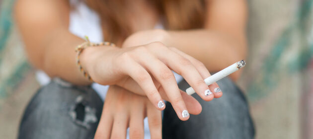 eine Zigarette in der Hand einer Jugendlichen