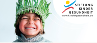 Lächelndes Kind und Logo der Stiftung Kindergesundheit