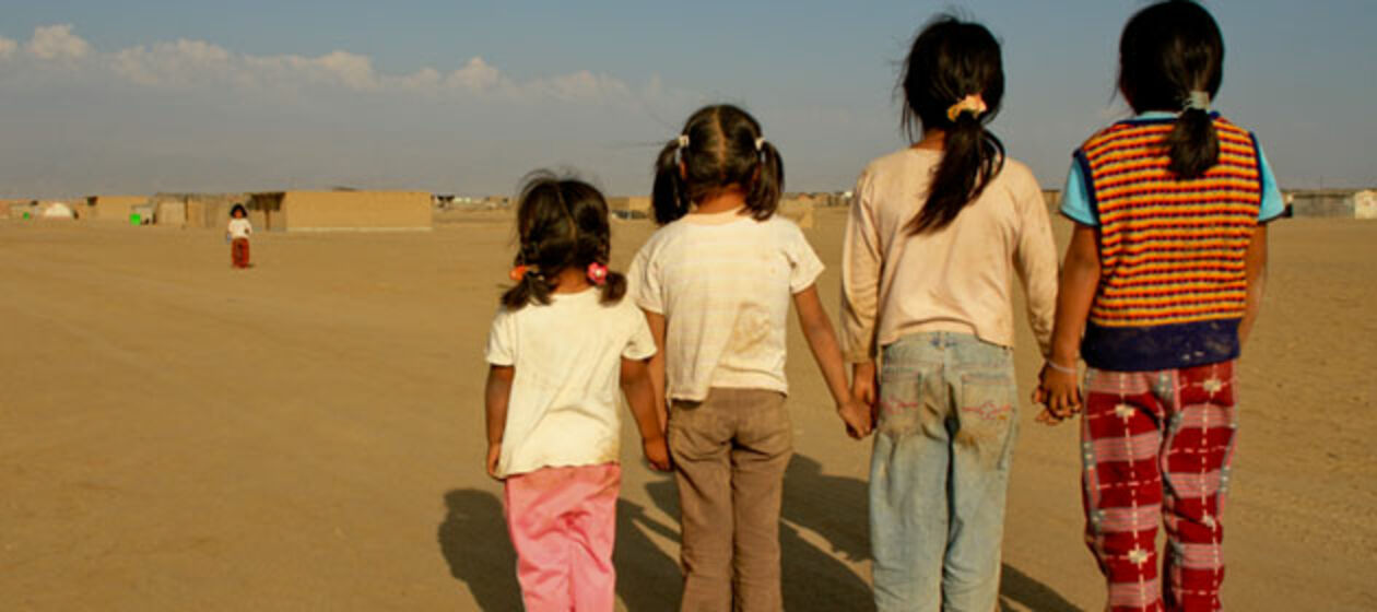 Vier Migrantenmädchen am Strand