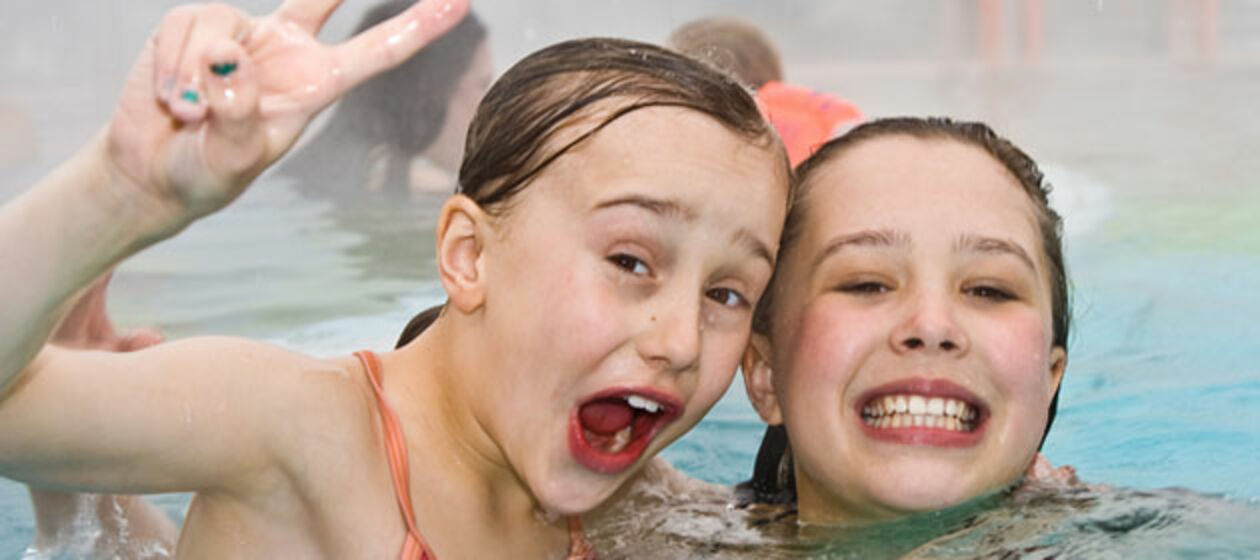 Zwei Mädchen im ScHwimmbecken