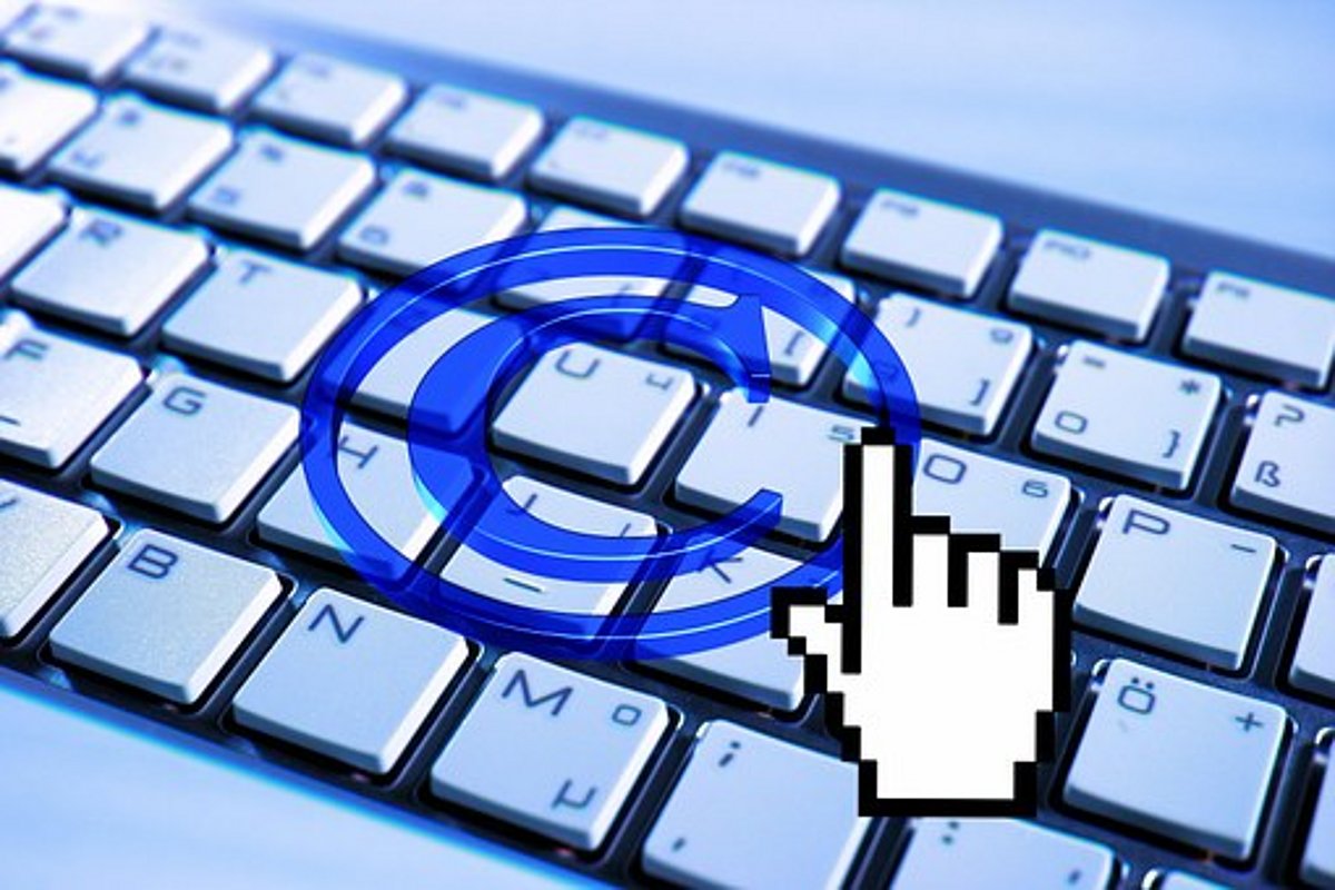 Finger auf einer Tastatur mit einem Copyright-Symbol