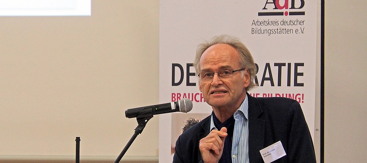 Prof. Dr. Achim Schröder beim Eröffnungsvortrag