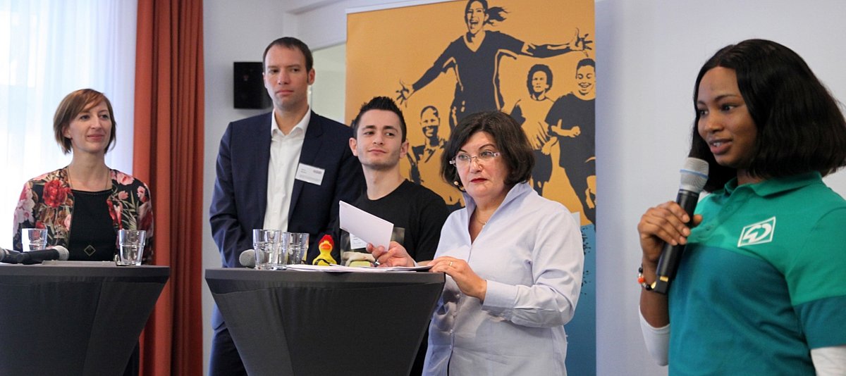Fünf Teilnehmende des Gesprächs zur Bilanzierung des Programms Willkommen im Fußball