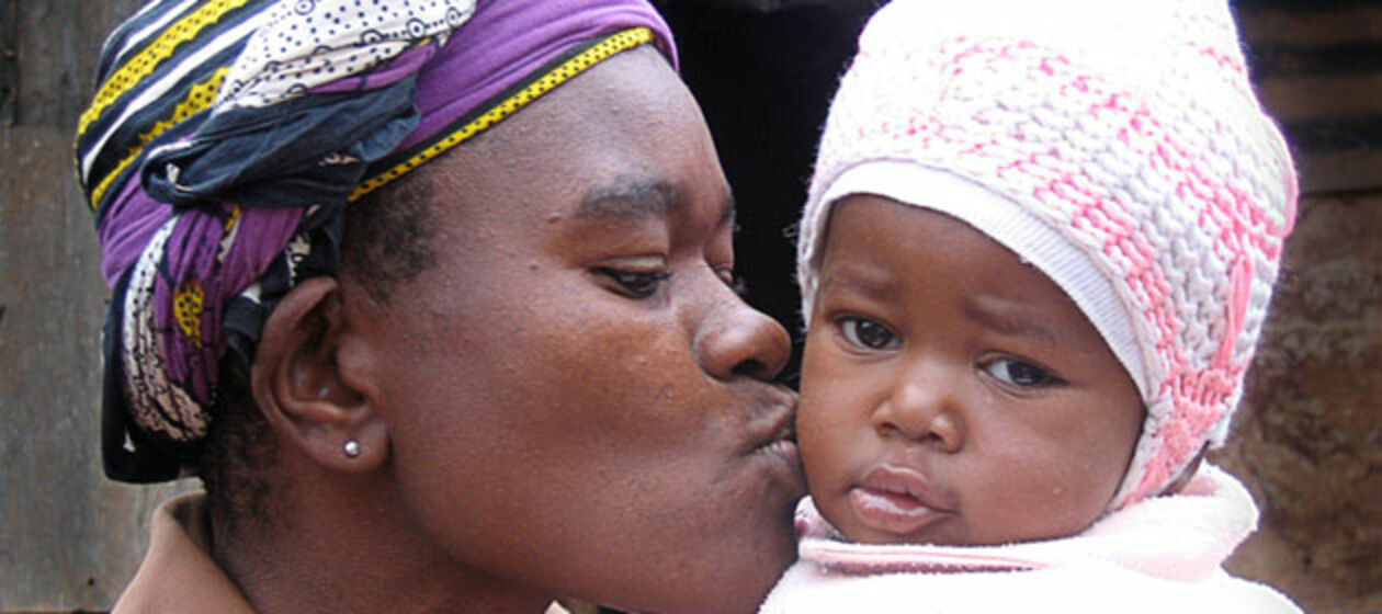 Eine kenianische Mutter küsst ihr Baby