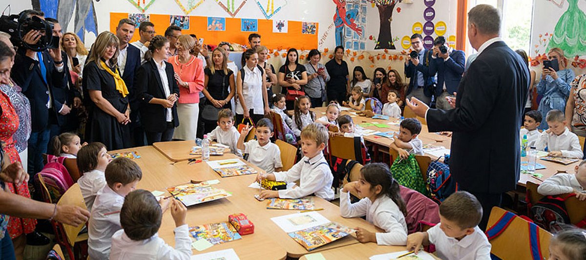 Eine Grundschulklasse in Rumänien beim Besuch des Rumänischen Präsidenten und der Generaldirektorin des Europarats.