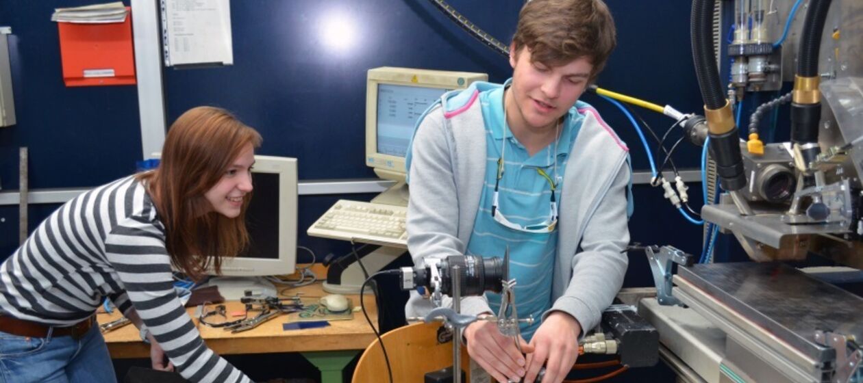 Amelie Schulte und Alexander Schönborn (FWJ 2013/2104) bereiten einen Versuch zum Laserschweißen vor