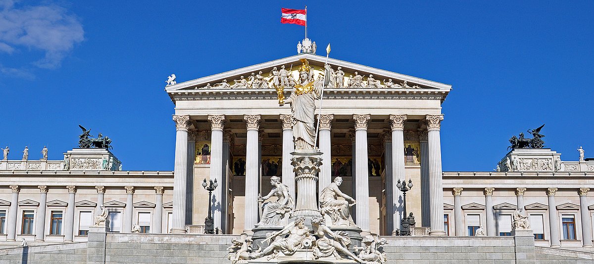 Parlament Wien mit Flagge