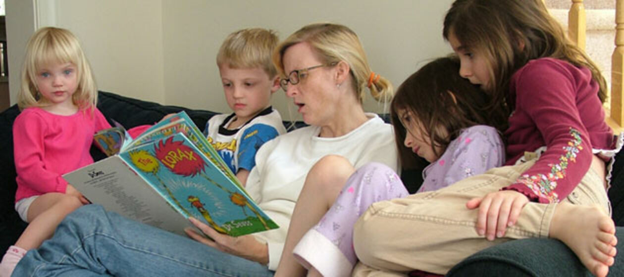 Eine Frau liest einer Gruppe von Kindern vor.