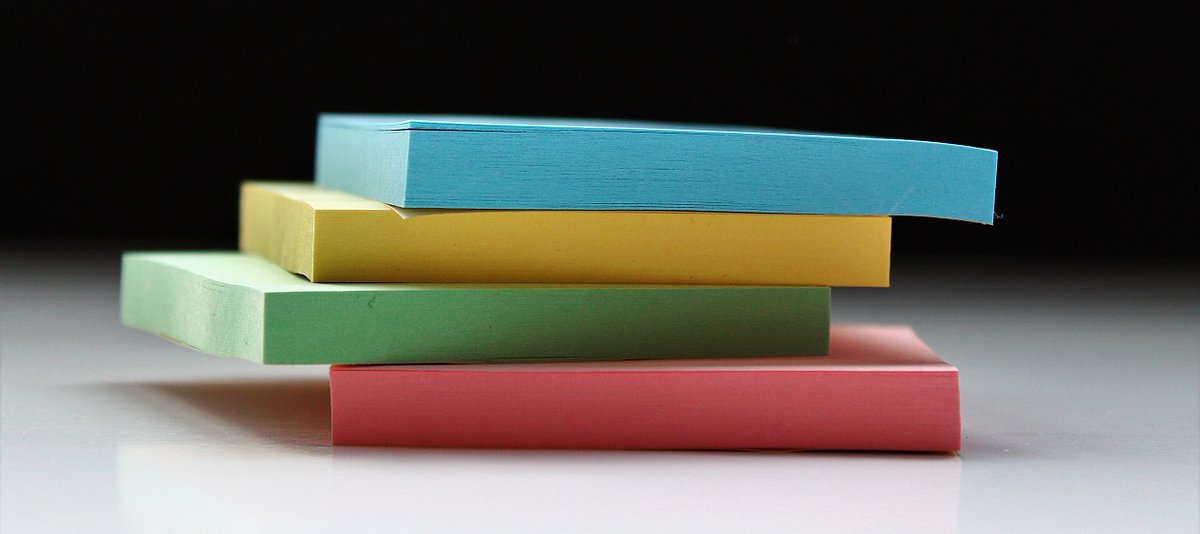 Stapel mit Notizzettel in unterschiedlichen Farben