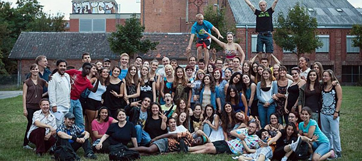 Teilnehmerinnen und Teilnehmer des internationalen Tanz- und Theaterprojekts in Kassel