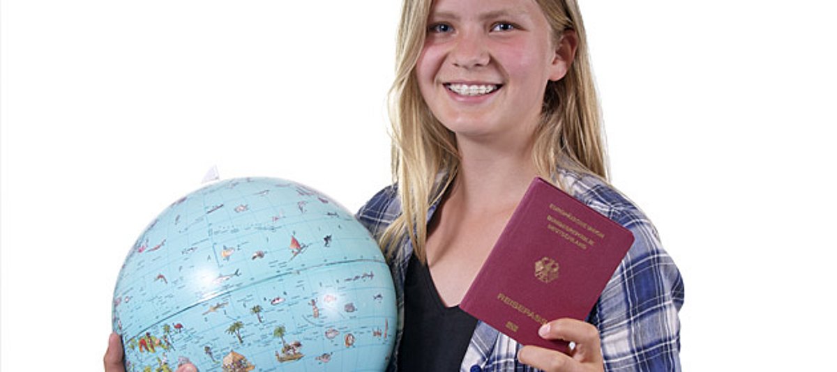 Mädchen mit Globus und Pass