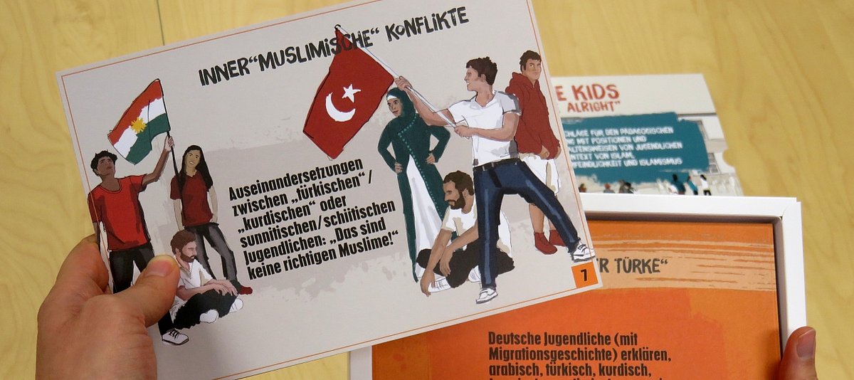 Eine Person hält einzelne Karten, auf denen z.B. die türkische Flagge zu sehen ist, in den Händen